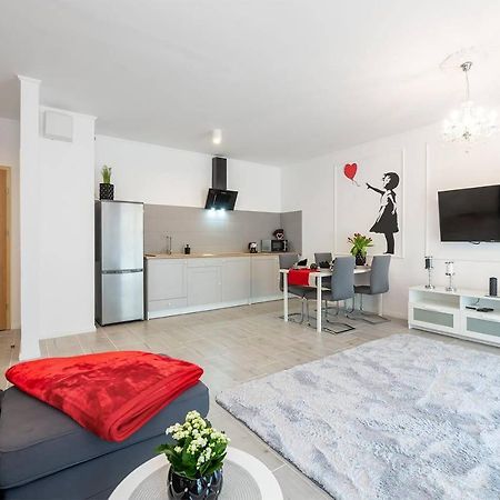 Banksy Apartment - Ilumino Лодзь Экстерьер фото