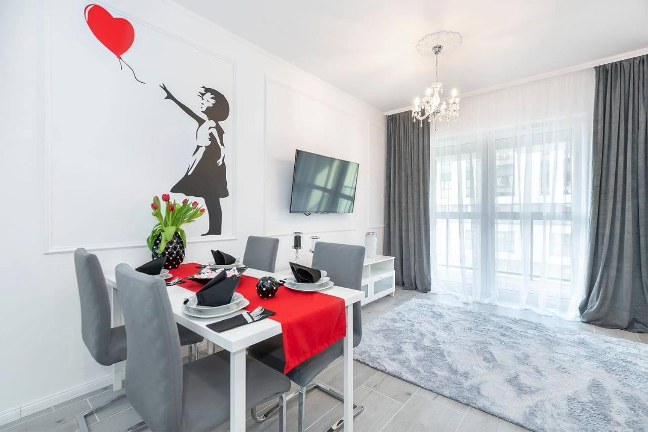 Banksy Apartment - Ilumino Лодзь Экстерьер фото