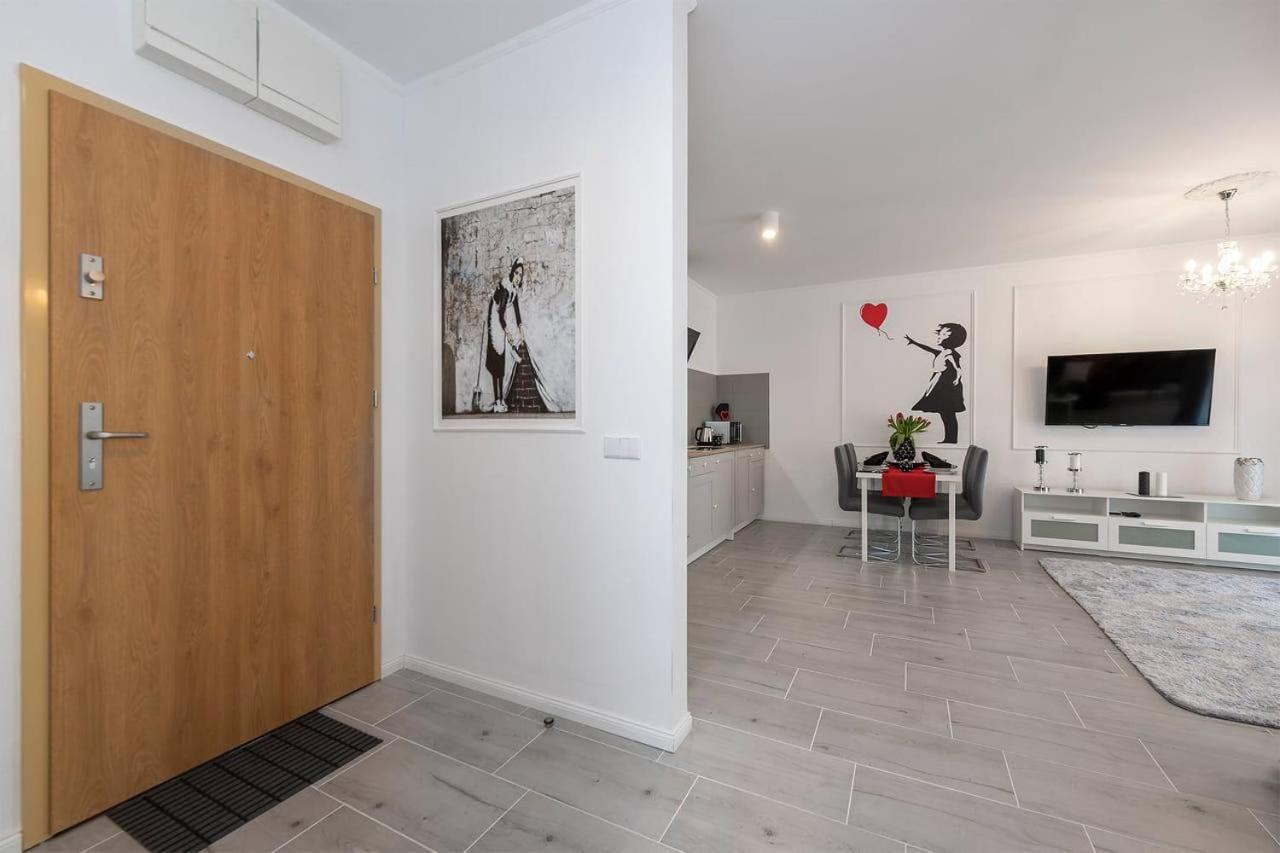 Banksy Apartment - Ilumino Лодзь Экстерьер фото