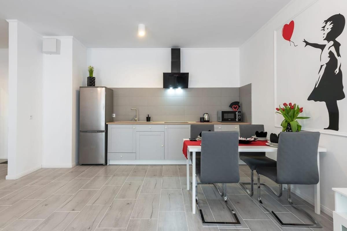 Banksy Apartment - Ilumino Лодзь Экстерьер фото