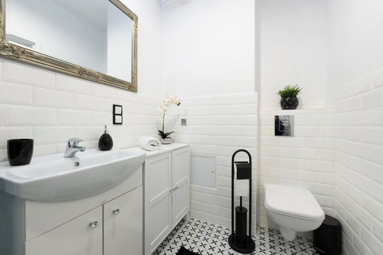Banksy Apartment - Ilumino Лодзь Экстерьер фото